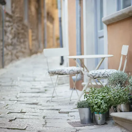 Mirakul In A Cute Historic Town 4*
